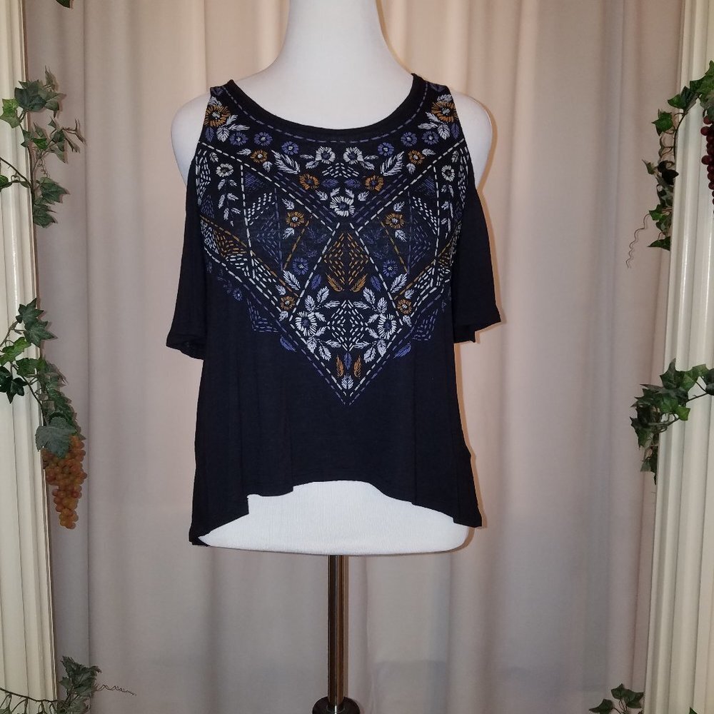Mudd black cold shoulder top w floral design M